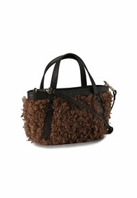 Bolso de mano de piel sintética de piel de oveja rizada marrón con acentos de cuero negro texturizado. Presenta asas cortas y un strap de hombro desmontable.