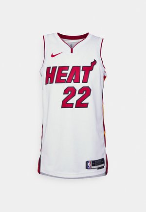 Weißes Basketballtrikot mit roten Akzenten, "HEAT" in fetten roten Buchstaben, Nummer "22" darunter, mit Nike-Logo und NBA-Tag am Saum.