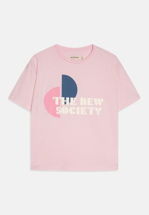 Rosa Baumwoll-T-Shirt mit Rundhalsausschnitt. Verfügt über abstrakte Formen in Marineblau und Rosa, mit dem Text "THE NEW SOCIETY" in weißen Buchstaben.