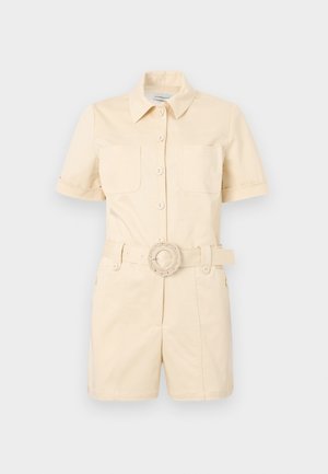 Beige kortermet jumpsuit med knappelukking foran, to brystlommer, belte i livet og en rund, dekorativ spenne.