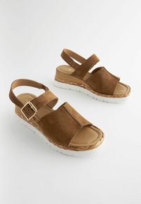 Brune ruskinds wedgesandaler med slingback-strop, åben tå og flettet jute-detalje på sålen. Hvid gummiydersål for godt greb.