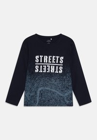 Mornarski dukserica dugih rukava od pamuka, s dizajnom gradijentne karte i bijelim natpisom "STREETS" u izlizanoj fontu.