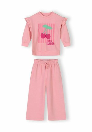 Różowy dwu-częściowy strój dziecięcy z falbanianym, długim rękawem zdobionym wiśniami i napisem "too sweet", w komplecie z szerokimi spodniami.