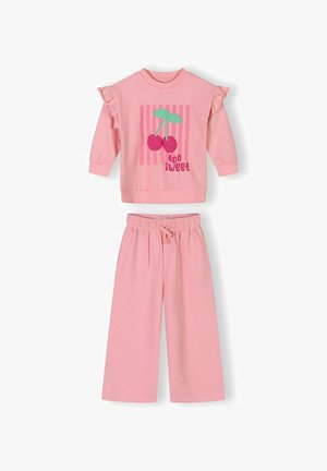 Ensemble pour enfant deux pièces rose avec haut à manches longues à volants orné de cerises et du texte "trop mignon", assorti à un pantalon à jambes larges.