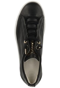 Baskets en cuir noir avec une finition texturée, avec un design à lacets, des accents dorés et une semelle en caoutchouc blanche contrastante.