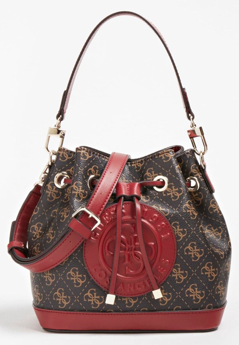 Borsa a secchiello marrone e rossa con motivo logo, dettagli in pelle, chiusura a coulisse, hardware dorato e una medaglietta logo rotonda.