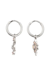 Boucles d'oreilles en argent en forme de créoles avec un design floral, ornées de pierres précieuses transparentes et de couleur rose. Comprend une surface texturée et un accent en forme de fleur pendante.