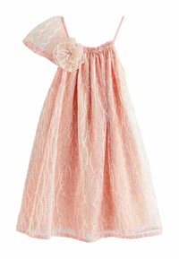 Vestido rosa con escote fruncido, una manga abullonada translúcida y un patrón de bordado metálico en ondas que crea una apariencia texturizada.