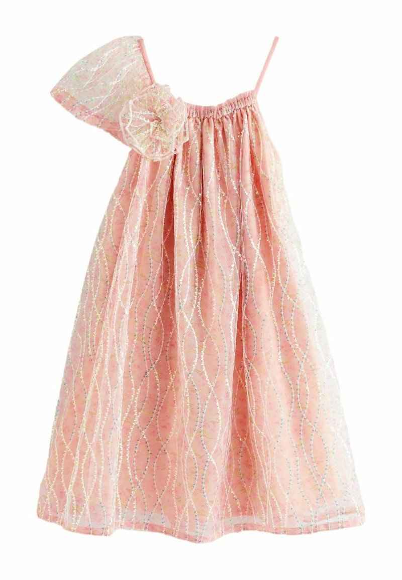 Vestido rosa con escote fruncido, una manga abullonada translúcida y un patrón de bordado metálico en ondas que crea una apariencia texturizada.