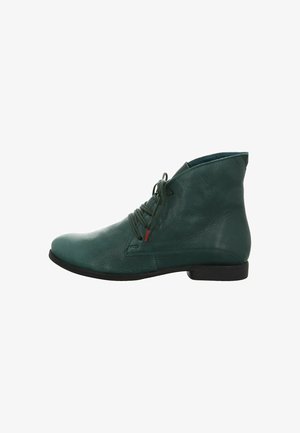 Botas de tobillo verdes de cuero con punta redonda, diseño de cordones y acabado texturizado. Cuentan con un tacón bajo y un sutil acento rojo.