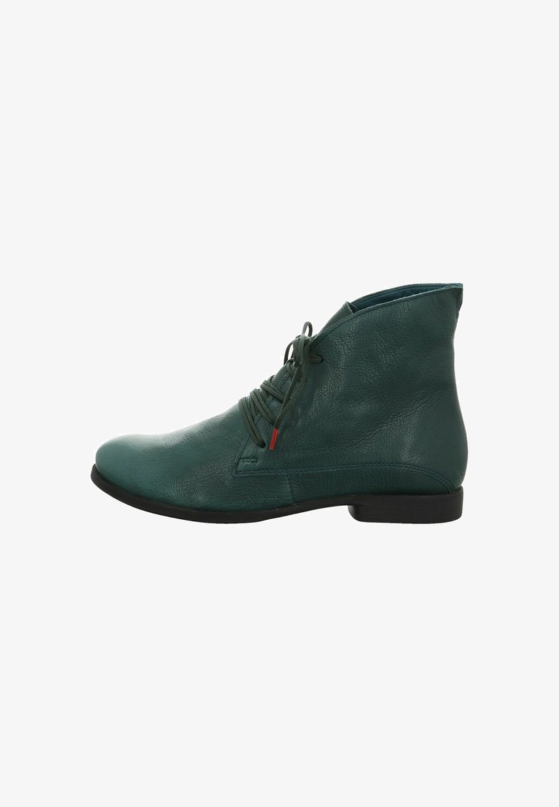 Stivaletti alla caviglia in pelle verde con punta arrotondata, design con lacci e finitura testurizzata. Presentano un tacco basso e un accento rosso sottile.