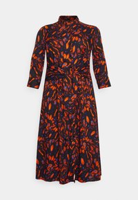 Zwarte jurk met een levendig bloemmotief in oranje en blauw, lange mouwen, mandarijnkraag en een tailleband met strikdetail.