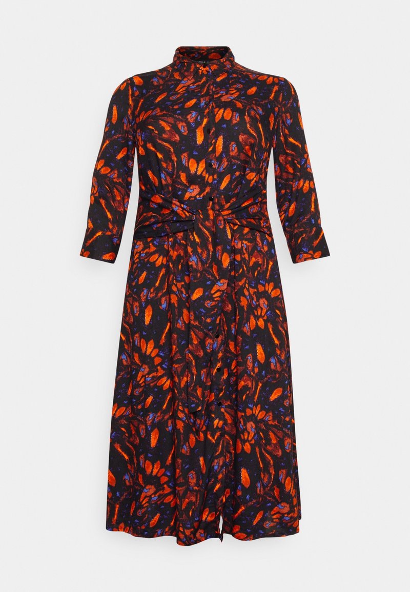 Zwarte jurk met een levendig bloemmotief in oranje en blauw, lange mouwen, mandarijnkraag en een tailleband met strikdetail.