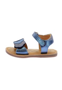 Sandalias de cuero metálico azul con hebilla y correas de velcro, diseño con bordes ondulados en las correas, plantilla acolchada y suela de goma marrón.