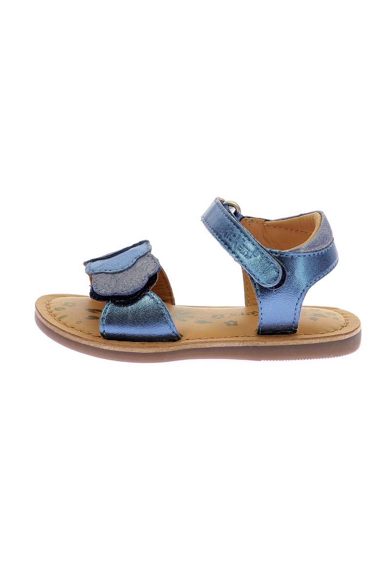 Sandales en cuir métallique bleu avec boucle et sangles Velcro, design en vagues sur les sangles, semelle rembourrée et semelle en caoutchouc marron.
