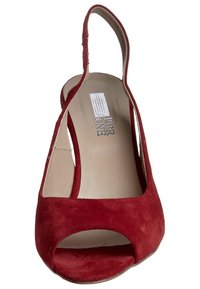Červené zamšové sandály na vysokém podpatku s otevřenou špičkou a designem se slingback. Hladké vnitřní podšívka a decentní, zaoblený podpatek.