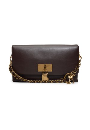 Tmavě hnědé kožené psaníčko se zlatým řetízkovým popruhem, zapínáním na zámeček a malými přívěsky ve tvaru klíčů na bílém pozadí.