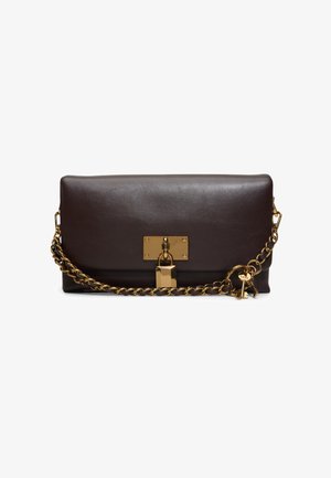 Pochette en cuir marron foncé avec bandoulière chaîne dorée, fermeture à cadenas et petits charms en forme de clé sur fond blanc.