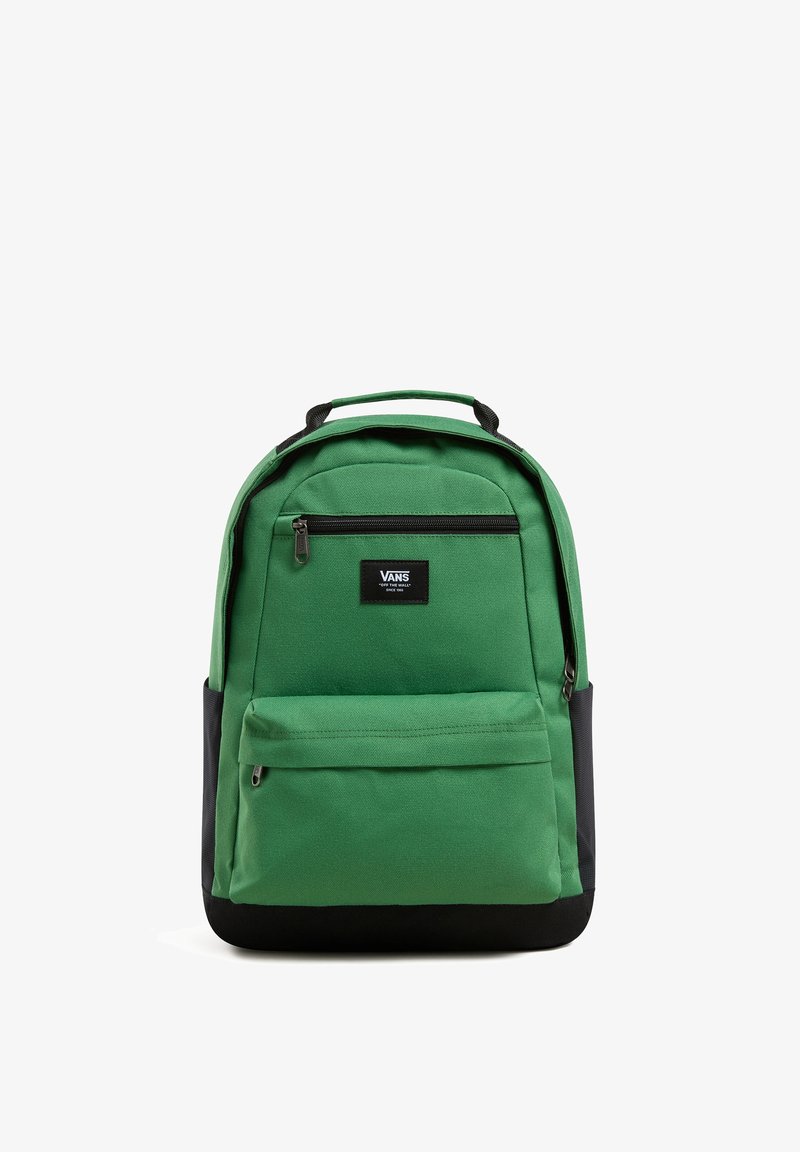 Mochila de tela verde con detalles negros, que cuenta con un compartimento principal con cremallera, un bolsillo frontal con cremallera, correas de hombro acolchadas y un asa en la parte superior.