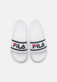 Infradito bianchi con una parte superiore testurizzata caratterizzata da un logo FILA nero e rosso, accentuato da strisce orizzontali nere e bianche.