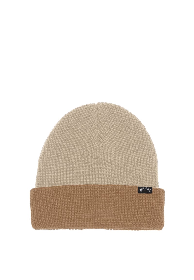 Gorro de punto en beige con puño marrón. Presenta un patrón texturizado y una pequeña etiqueta negra en el lateral. Material suave y flexible.