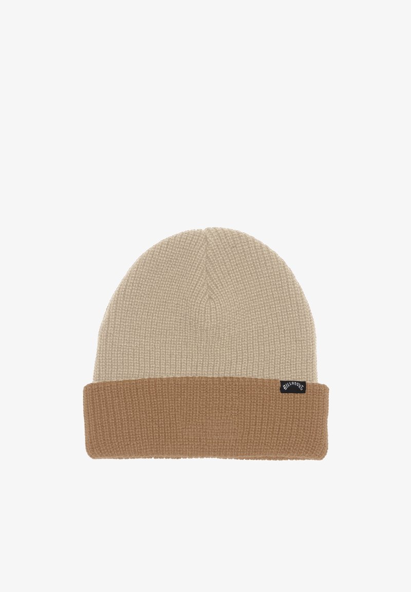 Gorro de punto en beige con puño marrón. Presenta un patrón texturizado y una pequeña etiqueta negra en el lateral. Material suave y flexible.