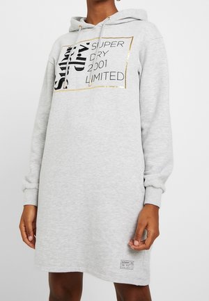 Graues Kapuzensweatshirtkleid aus weichem Stoff. Mit einem auffälligen Grafikdruck, goldenen Akzenten und einem Logotag am Saum. Lange Ärmel, lockere Passform.