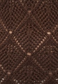 Καφέ πλεκτό ύφασμα με δαντελένιο σχέδιο σε σχήμα ζικ-ζακ, που διαθέτει διαμάντιες οπές και υφασμένους πόντους σε επαναλαμβανόμενο μοτίβο.