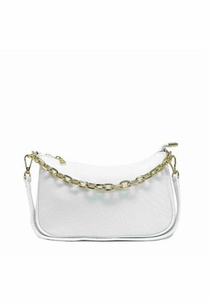 Borsa a mano in pelle bianca con finitura testurizzata, dotata di manico a catena dorata, chiusura con zip e tracolla staccabile.