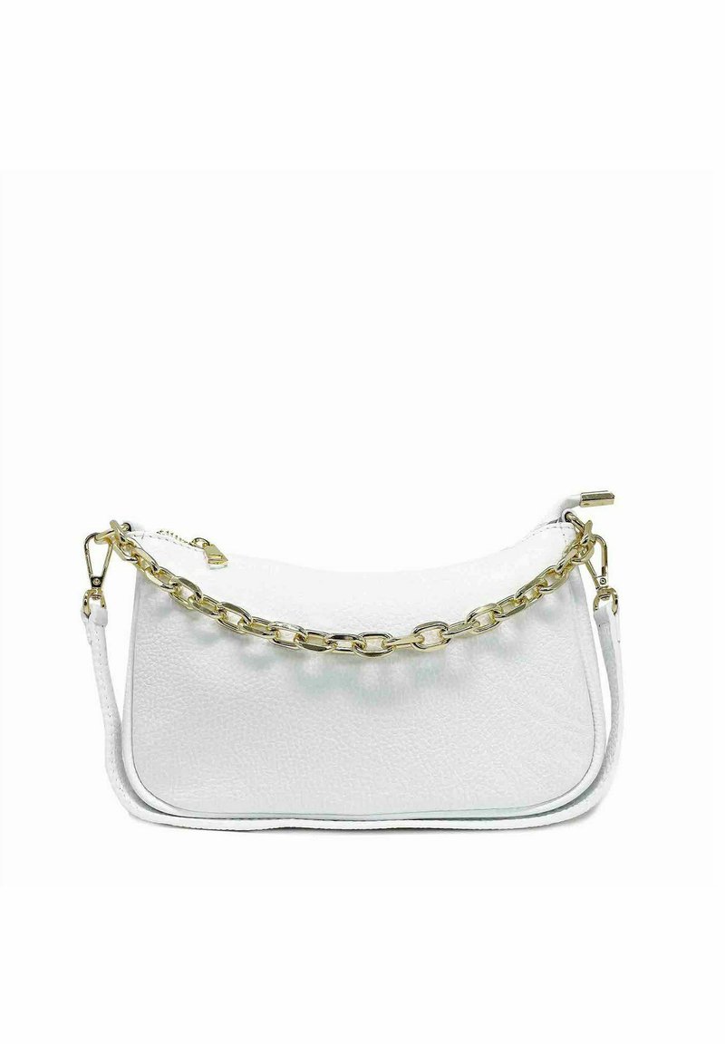 Hvid læder håndtaske med en tekstureret overflade, der har en guld kædehank, en lynlåslukning og en aftagelig skulderrem.