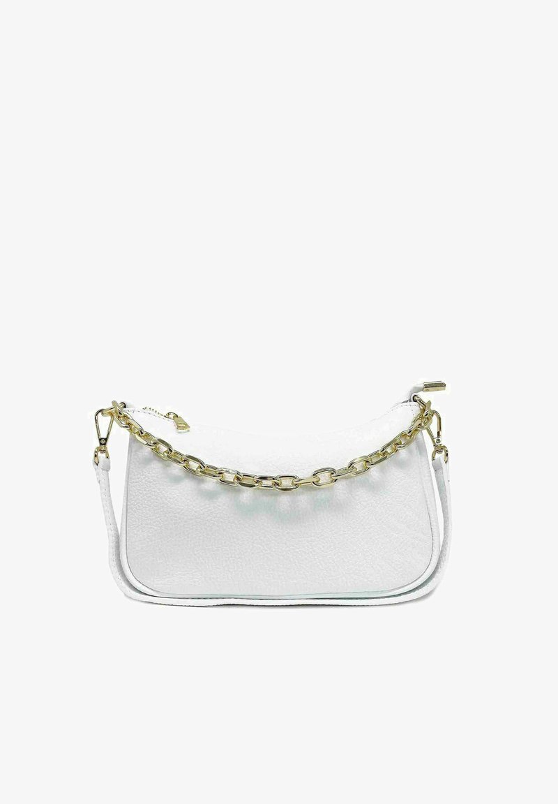 Hvid læder håndtaske med en tekstureret overflade, der har en guld kædehank, en lynlåslukning og en aftagelig skulderrem.