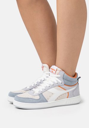 Sneaker alte in una combinazione di suede grigio, bianco e arancione. Accentate da fori e design con lacci.