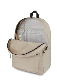 Mochila bege com fecho zip e aba. Apresenta um exterior texturizado, bolso interior e forro em tecido. Alças pretas ajustáveis.