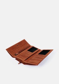 Braune Ledergeldbörse mit mehreren Kartenfächern, zwei durchsichtigen ID-Fenstern, einem Reißverschlussfach und einem Druckknopfverschluss. Glatte Oberfläche.