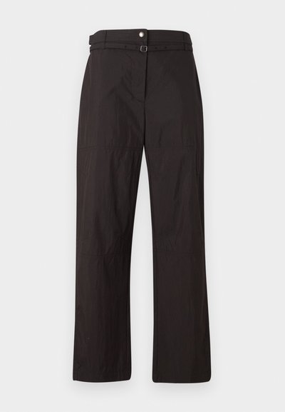 Calças largas pretas com uma textura suave, apresentando um fecho de botão e um passante para cinto na cintura. Inclui detalhes de costura subtil.