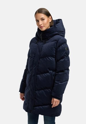 Mornarska puffer jakna s kapuljačom, koja se ističe kviltanim dizajnom, patentnim zatvaračem sprijeda i velikim bočnim džepovima. Izrađena od meke, teksturirane tkanine.