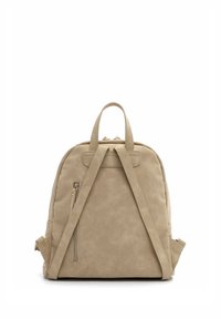 Zaino beige realizzato in materiale morbido con forma arrotondata, chiusura con cerniera, manico superiore e spallacci regolabili. Presenta una tasca laterale con cerniera.