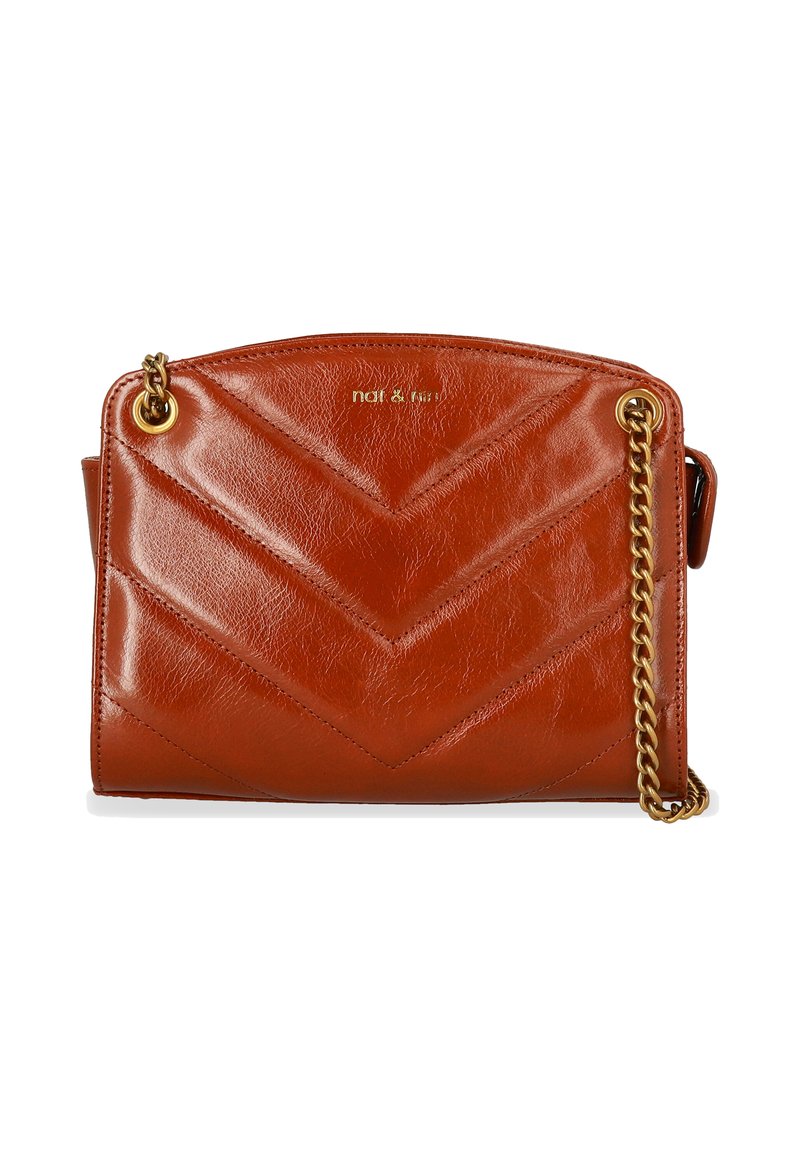 Orangefarbene Leder-Crossbody-Tasche mit Chevron-Design, goldener Kettenriemen und subtilen Logodetails. Glatte Textur und strukturierte Form.