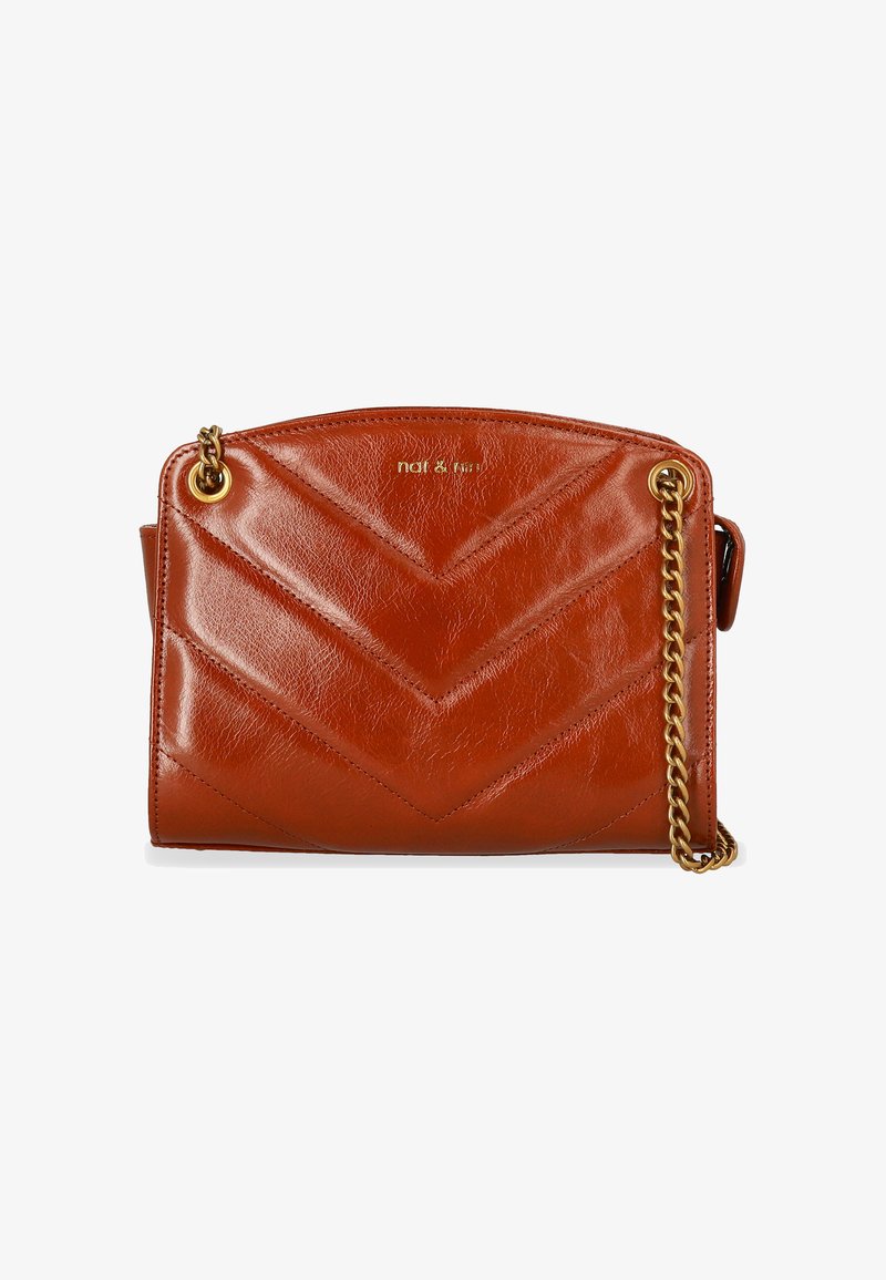 Sac bandoulière en cuir orange avec un motif en chevron, une chaîne en or et un détail logo subtil. Texture lisse et forme structurée.