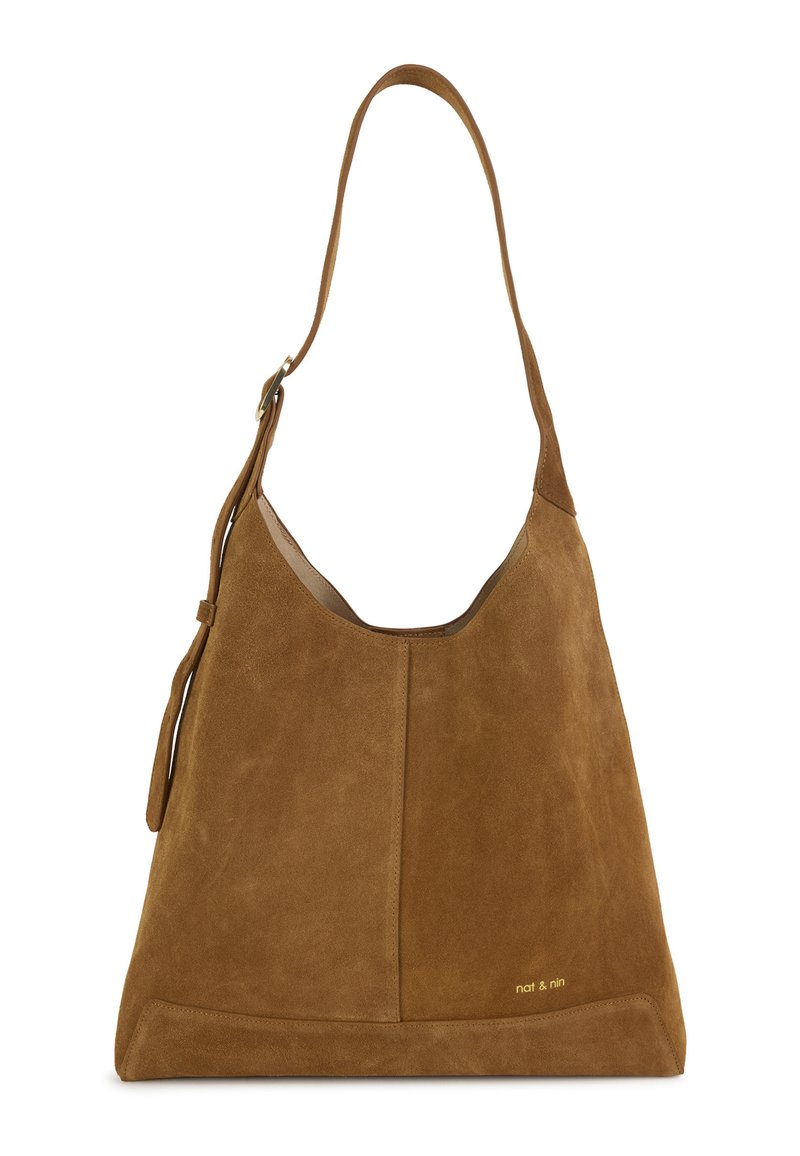 Sac souple en daim marron avec une large bandoulière, présentant une forme courbée et un discret logo doré près du bas. Texture lisse.