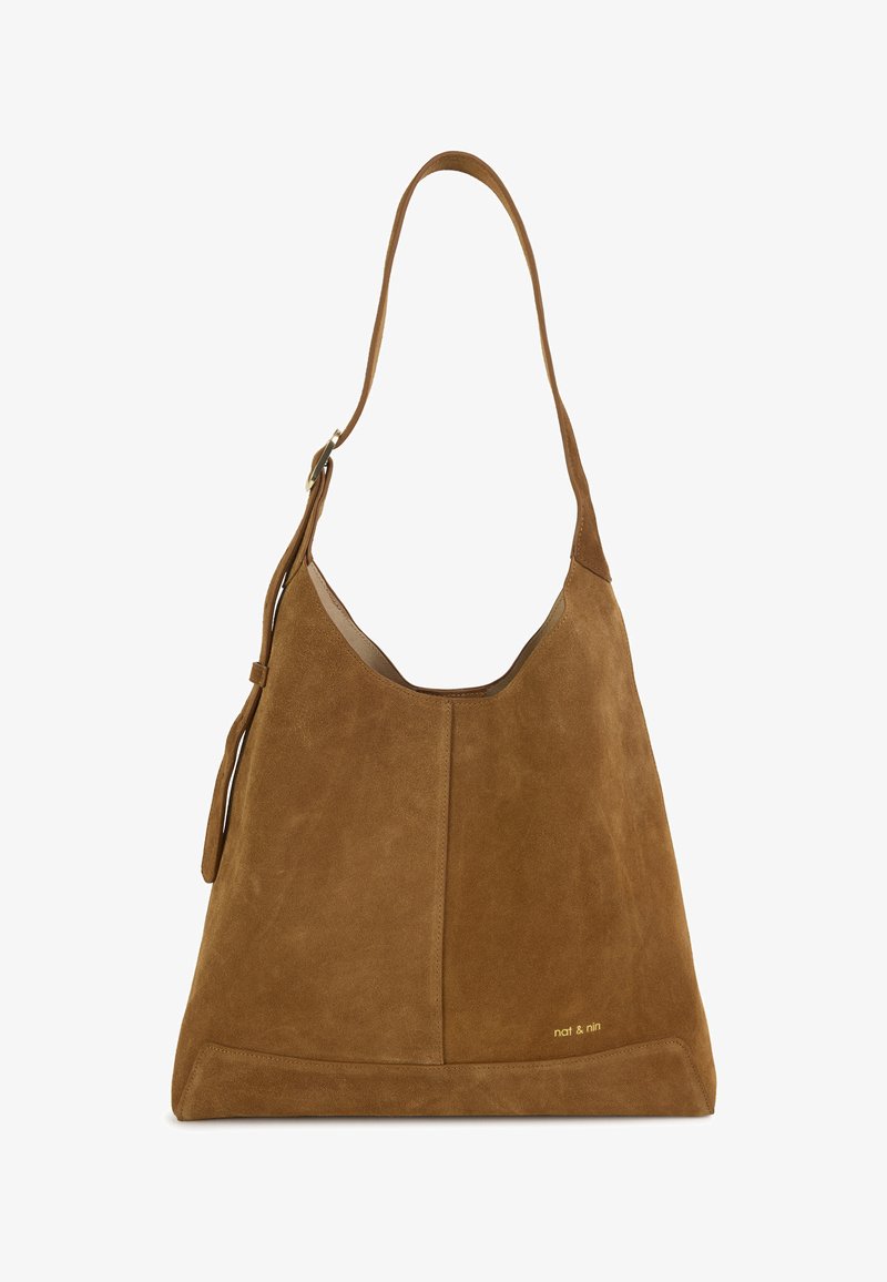 Sac souple en daim marron avec une large bandoulière, présentant une forme courbée et un discret logo doré près du bas. Texture lisse.