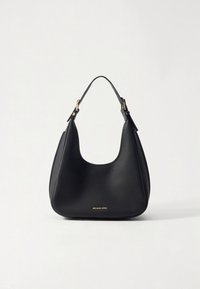 Sac hobo en cuir noir avec une finition texturée, silhouette incurvée et accessoires en métal doré. Dispose d'une seule bandoulière pour un port facile.