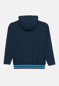 Felpa blu navy con cappuccio, maniche lunghe e orlo inferiore caratterizzato da righe orizzontali blu e azzurro. Tessuto morbido e casual.