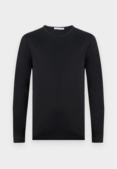 Μαύρο μπλουζάκι μακρυμάνικο με στρογγυλή λαιμόκοψη και στενή εφαρμογή, κατασκευασμένο από λείο ύφασμα, παρουσιασμένο σε απλό ανοιχτό φόντο.