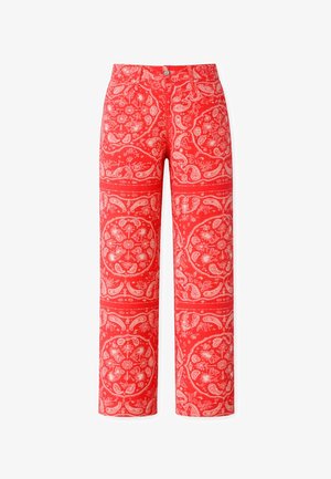 Pantaloni rossi a vita alta con gamba dritta, decorati con un motivo bianco intricato di fiori e paisley in stile bandana.