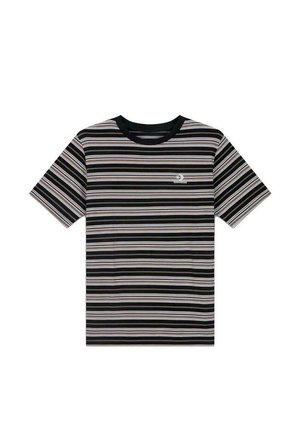 Camiseta a rayas que presenta líneas horizontales en negro, blanco, rosa y azul, con cuello redondo y mangas cortas. Pequeño logo en el lado izquierdo del pecho.