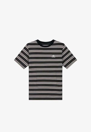 Camiseta a rayas que presenta líneas horizontales en negro, blanco, rosa y azul, con cuello redondo y mangas cortas. Pequeño logo en el lado izquierdo del pecho.