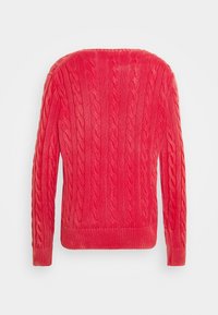 Maglione a maglia rossa con maniche lunghe, polsini e orlo a coste, scollatura rotonda e motivo texturizzato su tutta la stoffa.