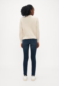 ONLY Petite ONLGAIDA LIFE O NECK - Strikkegenser - pumice stone melange
