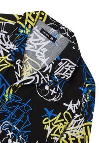 Maglietta nera a maniche corte con motivi multicolori in stile graffiti (blu, giallo, bianco) e etichetta "TERRANOVA XL" sul colletto interno.